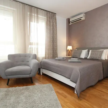 Kokpit - Stan Na Dan Novi Belvil, Parking 5 Evra Dan * Belgrade