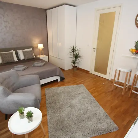 Appartamento Kokpit - Stan Na Dan Novi Belvil, Parking 5 Evra Dan Belgrado