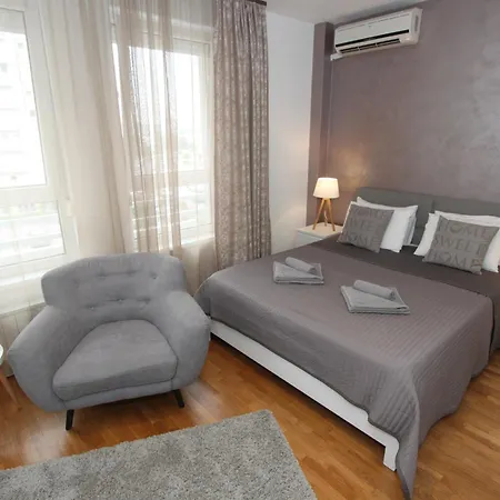 Kokpit - Stan Na Dan Novi Belvil, Parking 5 Evra Dan * ベオグラード