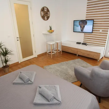 Kokpit - Stan Na Dan Novi Belvil, Parking 5 Evra Dan * Belgrado