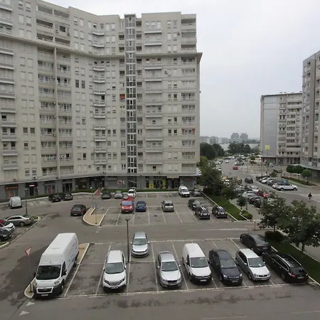 Kokpit - Stan Na Dan Novi Belvil, Parking 5 Evra Dan