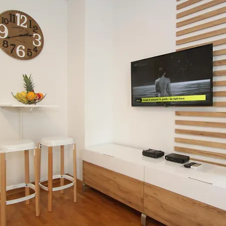 Kokpit - Stan Na Dan Novi Belvil, Parking 5 Evra Dan Belgrado